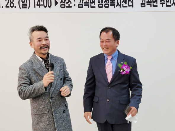▲이상렬 바리톤(사진 왼쪽) 축하공연에서 이상인 위원장과 나란히 한 모습.