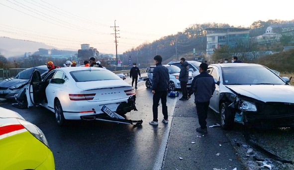 생극 오생리 도로위에서 차량 7중 추돌 사고가 발생한 모습.
