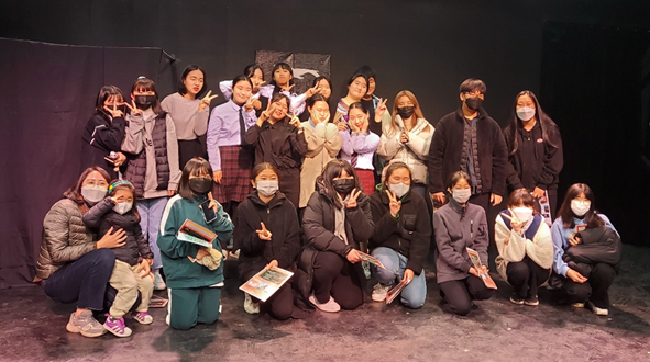 음성행복교육지구 '어린이.청소년 연극제' 참가자들이 기념촬영을 하고 있다.