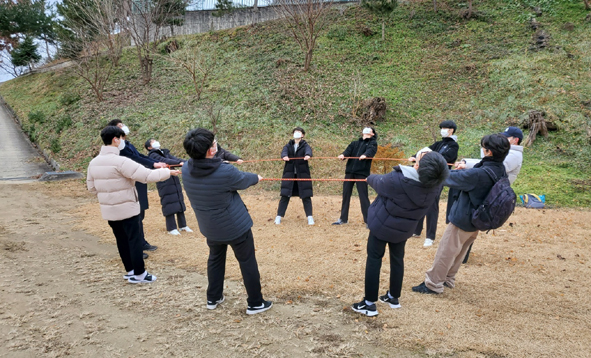 주성고 학생들이 우암골 자연생태공원에서 체험놀이에 참여하고 있다.