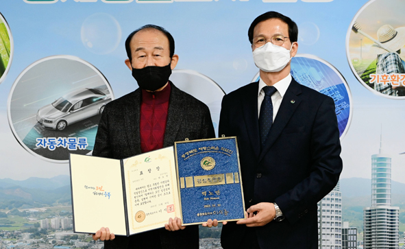 음성읍 박노만 씨(사진 왼쪽)가 자랑스러운 충북인상을 수상하고 조병옥 군수와 기념촬영을 하고 있다.
