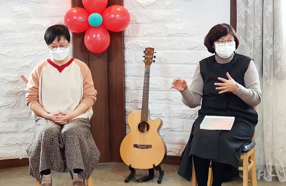 왼쪽부터 이은영 기획자와 김경순 글쓰기 강사가 축하인사를 전하고 있다.