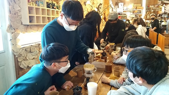 부윤초 학생들이 ‘나·Be·꿈 진로탐색 프로젝트’ 일환 ‘사제동행 바리스타 진로체험활동'에 참여하고 있다.