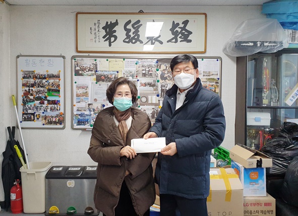 대덕종합건설(주) 김기명 대표가 지난 1월 4일 음성군지체장애인협회를 방문해 어려운 지체장애인 가족에게 전달해 달라며 사랑의 연탄나눔 성금 140만원을 선뜻 기탁했다.