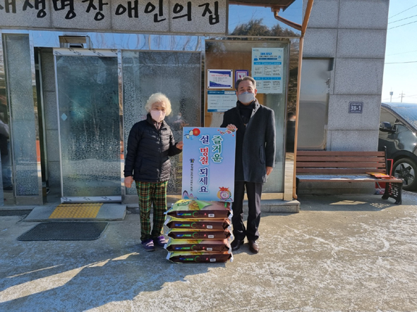 김상열 음성교육장(사진 오른쪽)이 새생명장애인나눔의집에 물품을 전달하며 시설 관계자와 기념촬영을 하고 있다.