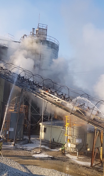 대소 레미콘 공장에 발생한 화재를 진압하는 모습.