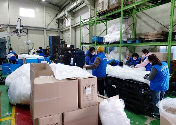 음성군외국인지원센터 하모니봉사단이 지난 23일 금왕읍 소재 (주)광동을 방문해 생산적 일손봉사를 실시하고 있다.