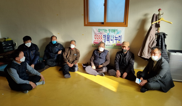 신정훈 삼성면장(사진 맨 오른쪽)이 관내 경로당을 방문해 어르신들과 담화를 나누고 있다.