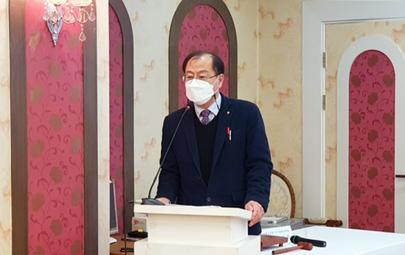 이날 정기총회를 끝으로 대소농협 박노대 상임이사가 퇴임 인사를 전하고 있다.