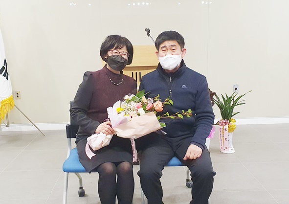 한기연 신임 지부장과 남편인 김병근 원남초등학교 교사