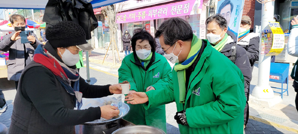 ▲음성읍전통시장을 방문한 새로운물결 김동연 대선 후보 부부 모습.
