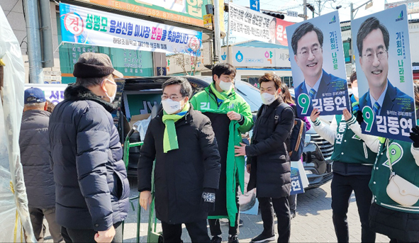 ▲새로운물결 김동연 대선 후보가 음성읍전통시장을 방문해 주민들과 만나고 있다.