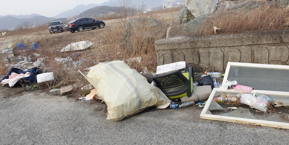 16일 37번국도 음성~금왕 간 우회도로 공터 옆에 쌓인 쓰레기더미 일부 몰지각한 이들의 불법투기가 기승을 부리고 있다.