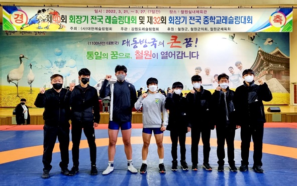 김돌규 교사(왼쪽)와 음성 한일중 레슬링부 선수들