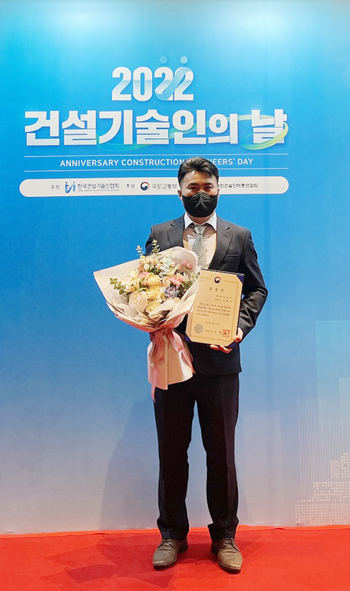 김병수 제이와이건설산업(주) 대표가 국토부장관상을 수상하고 기념촬영을 하고 있다.