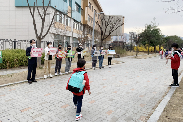 동성초 학교폭력 예방캠페인 모습.