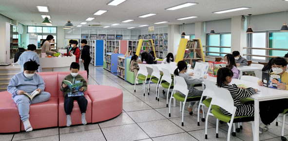 리모델링 개관한 삼성초 라온도서관을 이용하는 학생들 모습.