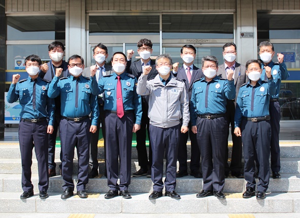 정용근 충북경찰청장(사진 가운데, 회색 제복)은 지난 4월 7일 음성경찰서를 방문했다.