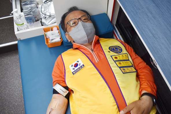 구자평 음성군수 예비후보가 헌혈하는 모습.