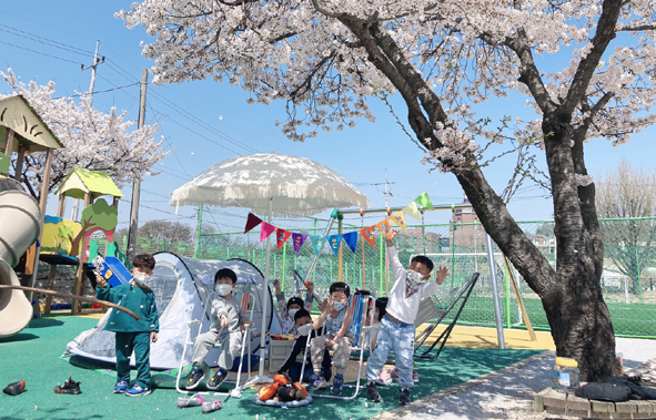 맹동초 병설유치원 어린이들이 봄 소풍 나와 기념촬영을 하고 있다.
