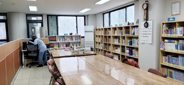 금왕LH3단지 작은도서관 열람실 모습.