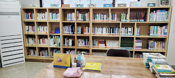 금왕LH3단지 작은도서관 열람실 모습.