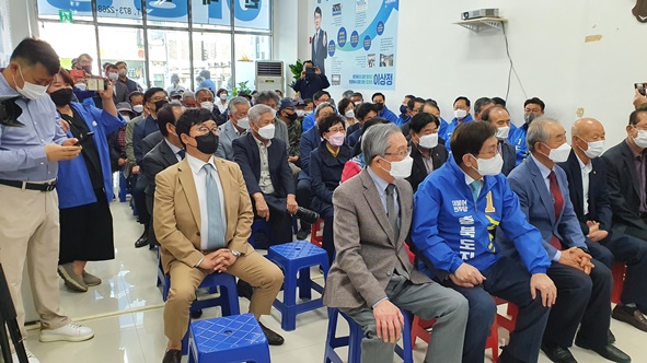 개소식에 참석한 이상정 도의원 지지자 및 당원들의 모습