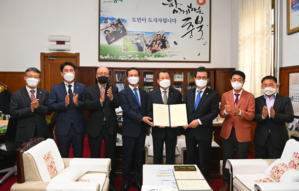 음성군-충북도-KCL이 건물형 태양광 실증센터 건립을 위한 업무협약을 맺고 참석자들이 기념촬영을 하고 있다.
