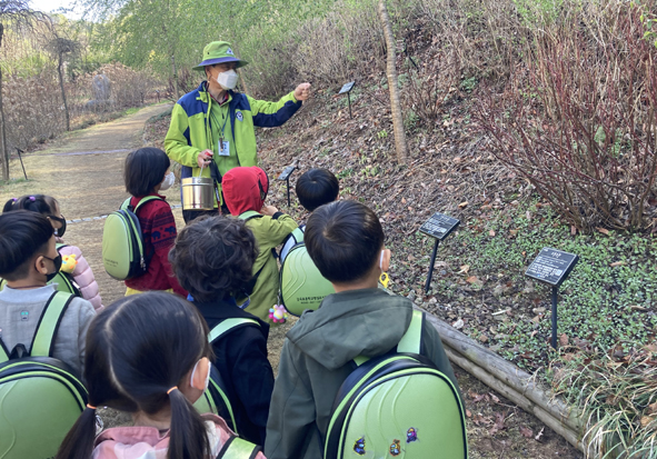 감곡초병설유치원 어린이들이 숲 해설 프로그램에 참가하고 있다.