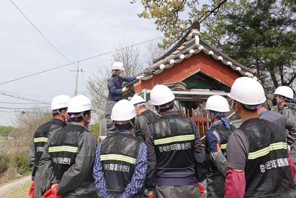 충북문화재돌봄센터 신규직원들이 금왕 민동량 효자각 기와 보수 현장 실습에 참가하고 있다.