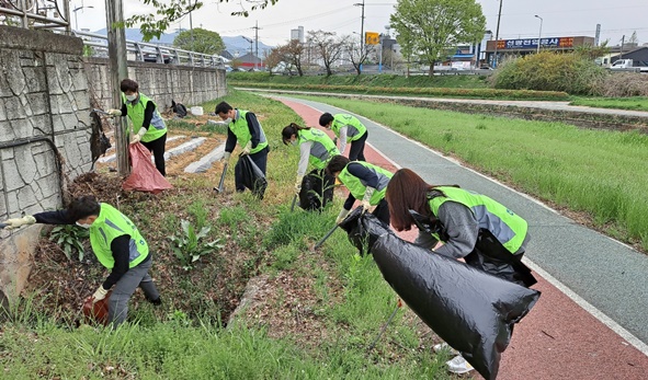 지난 22일 농협음성군지부 직원들은 음성천 일원에서 환경정화활동을 전개했다.