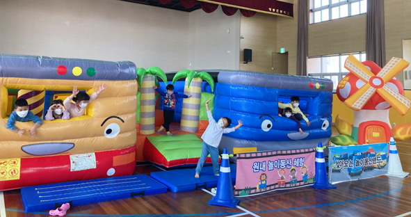 맹동초병설유치원 어린이들이 실내 놀이동산에서 뛰어노는 모습.