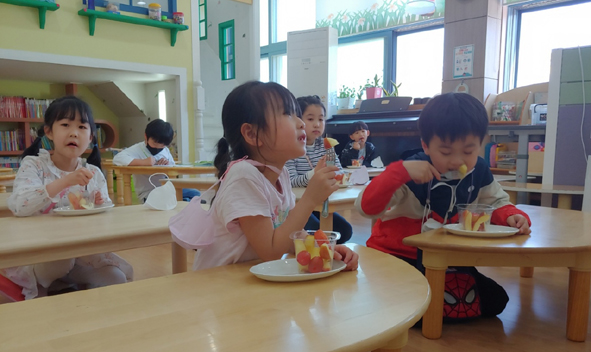 관내 초등학교 어린이들이 과일 간식을 먹고 있다.