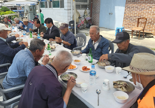 생극면 남.여새마을회원들로부터 제공받은 삼계탕을 드시고 있는 어르신들 모습.