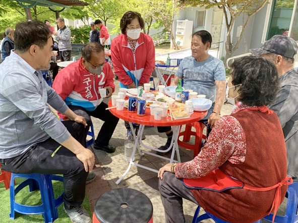 6.1 지방선거 음성군의원선거 국민의힘 송춘홍 비례대표 후보가 지역주민에게 인사하며 지지를 당부했다.