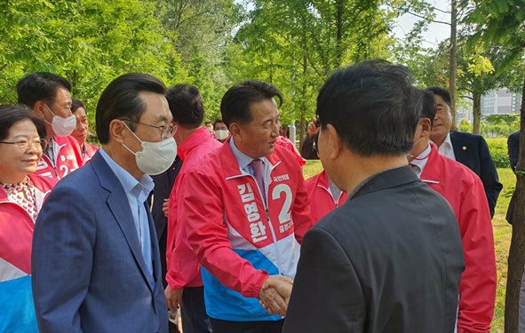▲음성.진천 후보자들과 인사를 하고 있는 경대수 전 국회의원(사진 왼쪽)과 김영환 도지사 후보.