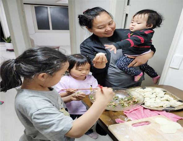 음성군가족센터 '갈비만두 만들기' 프로그램에 참여하고 있는 가족들 모습.