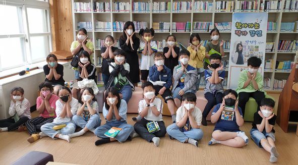 박현숙 작가와 부윤초 어린이들이 '작가와 만남' 행사 후 기념촬영을 하고 있다.