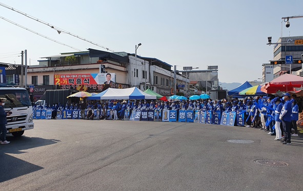 조병옥 음성군수 후보와 노영민 도지사 후보가 22일 음성전통시장을 찾아 합동유세를 벌이며 세몰이에 나섰다.