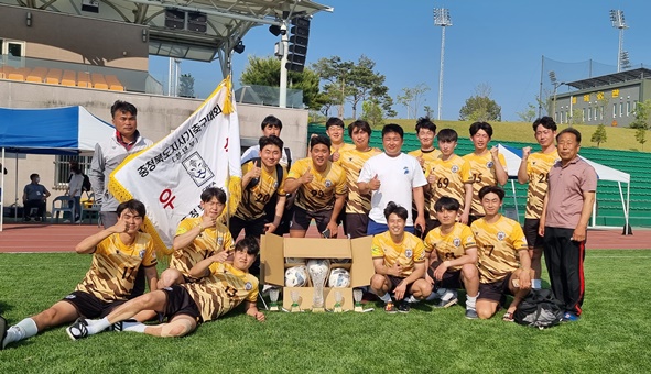 음성군 축구 청년부 선수단이 보은에서 개최된 도지사기 대회 우승을 차지한 후 기념촬영을 하고 있다.