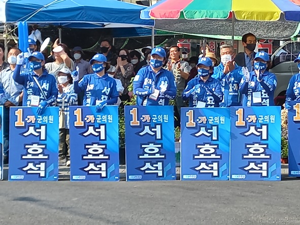 서효석 캠프 관계자들의 선거운동 모습
