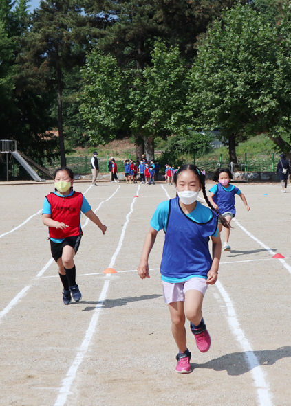청룡초 어린이들이 스포츠데이를 맞아 달리기에 참가하고 있다.