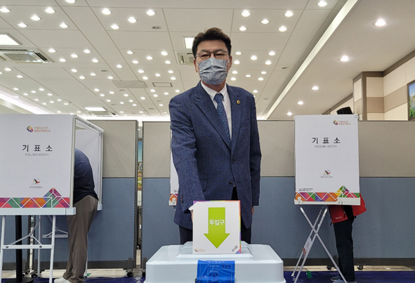 김기창 도의원 후보가 사전투표를 하고 있다.