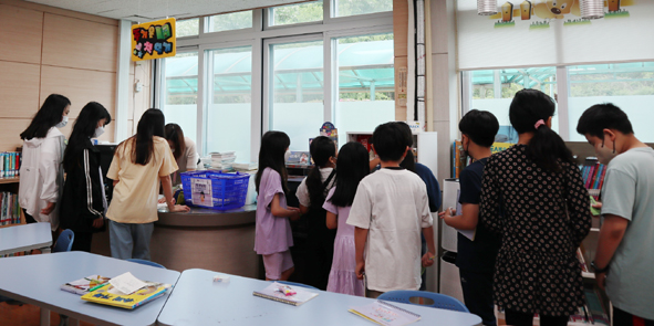 도서관 매점을 이용하고 있는 청룡초 어린이들 모습.