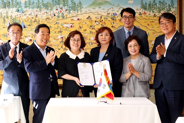 충북도의회와 몽골 울라바토르시의회와 업무협약을 맺고 양 관계자들이 기념촬영을 하고 있다.