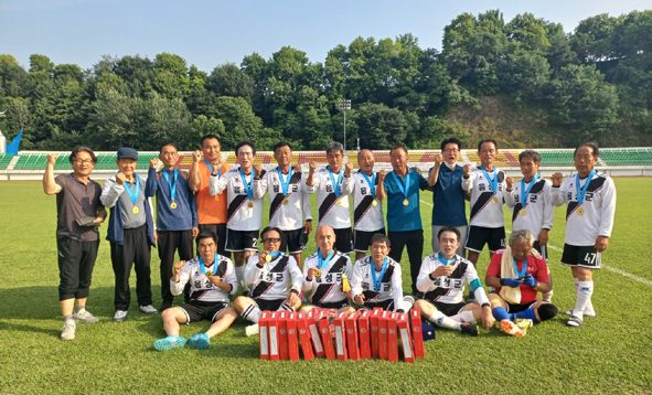 음성군 시니어축구단이 충북 어르신생활체육대회에서 우승을 차지한 후 기념촬영을 하고 있다.