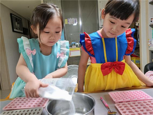 음성군가족센터 가족사랑의 날 '자일리톨 사탕 만들기' 프로그램 모습.