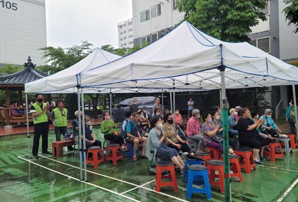 주택관리공단 음성신천관리소는 우중 속에서도 행사를 관람할 수 있도록 천막과 의자를 설치하여 입주민들의 참여를 독려했다.