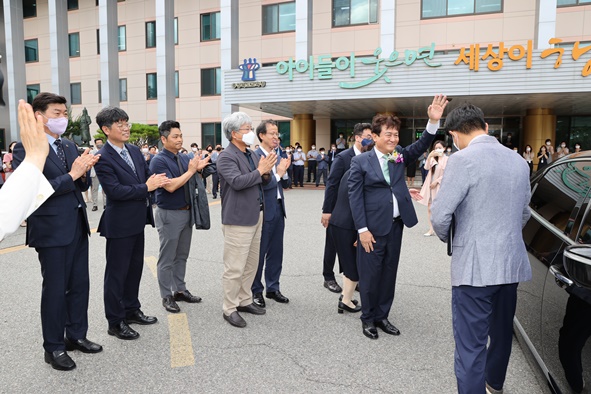 김병우 충북교육감이 퇴임식 후 직원들에게 손을 들어 인사하고 있다.