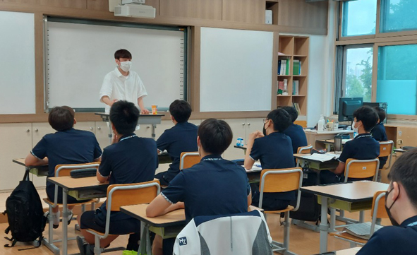서울대생이 한일중 학생들에게 진로 멘토링을 실시하고 있다.